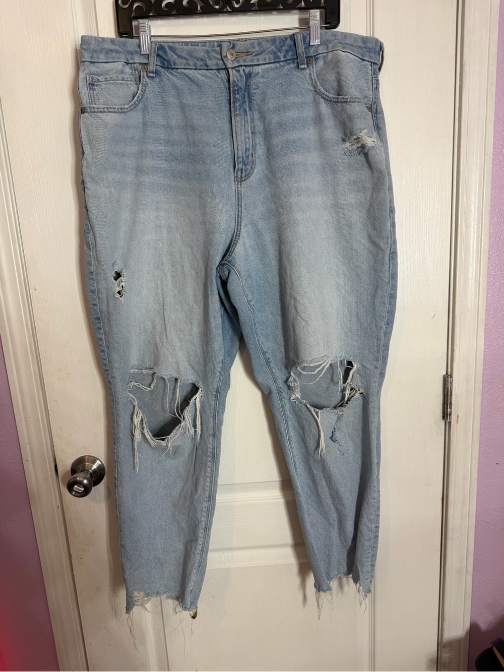 American Eagle Strigid Distressed Mom Jeans – Light Wash – Size 18 Short